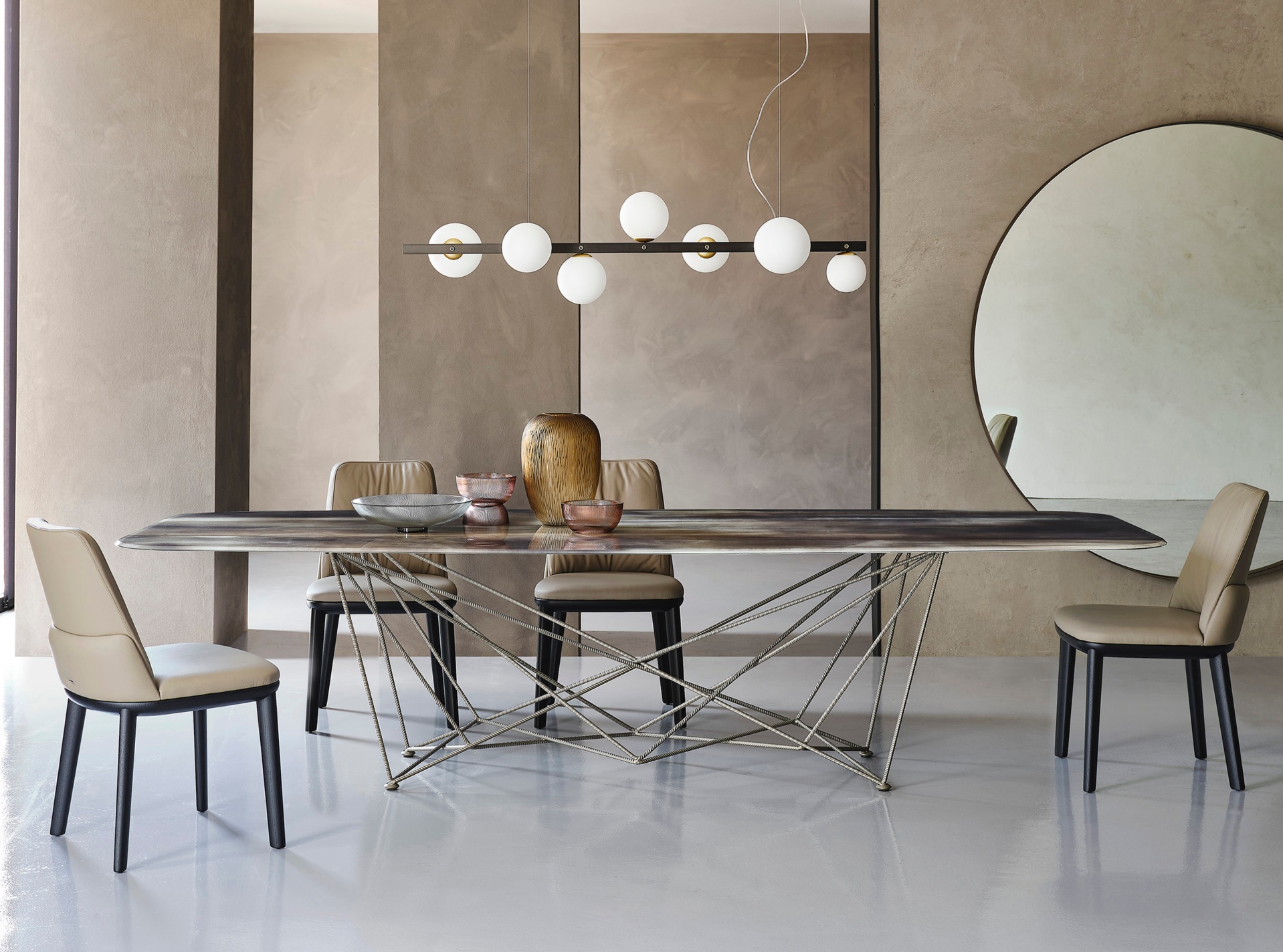 Los taburetes y las mesas altas aparecen también en las colecciones de  mobiliario de exterior para el …